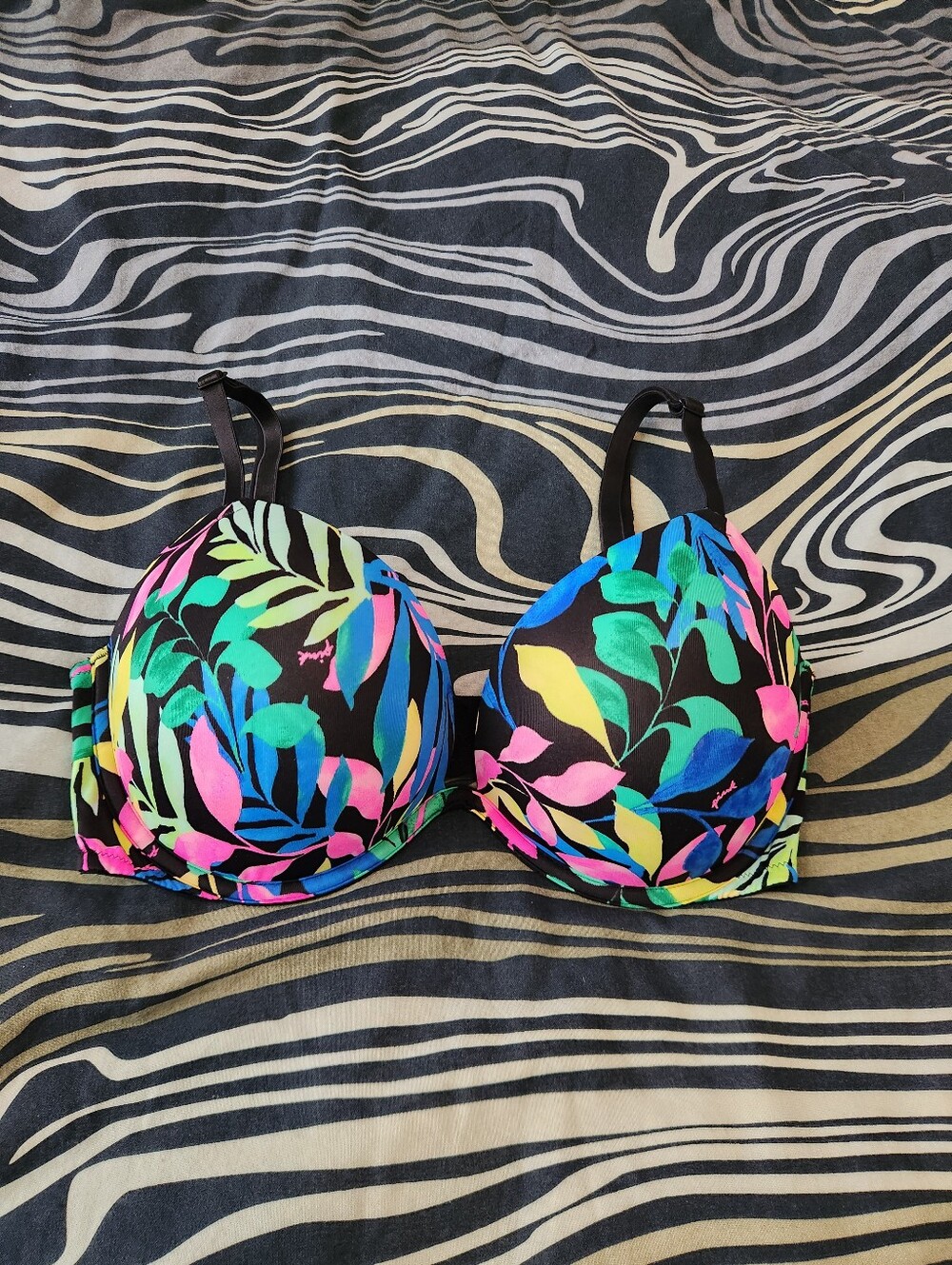 Victoria's Secret PINK 34DD Bra Super Push Up